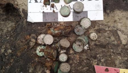 Археологи нашли в Киеве почти 2 килограмма серебряных монет