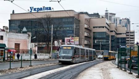 Скоростную линию трамвая на Борщаговке будут ремонтировать на день дольше