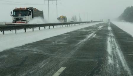 Снег и дождь: в Укравтодоре рассказали о ситуации на дорогах