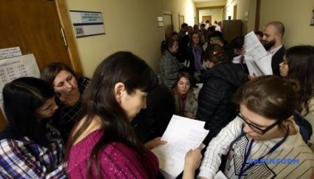 В Киеве очереди желающих изменить место голосования
