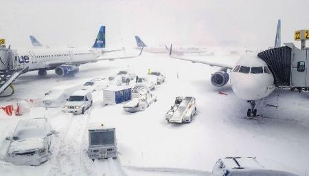 Из-за снега в США отменили более 900 авиарейсов, еще почти 8 тысяч перенесли