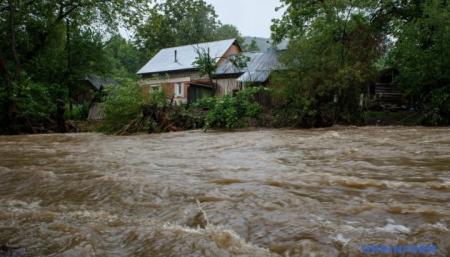 На Буковине в результате паводка затопило автодорогу