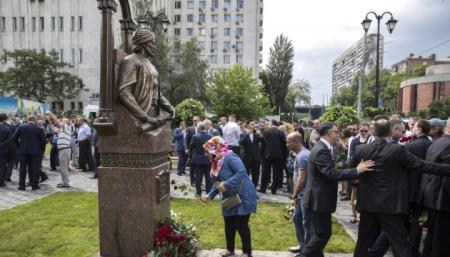 В Киеве на бульваре Дружбы народов открыли памятник поэту