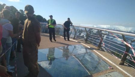 В Киеве обследуют поврежденные фрагменты стеклянного моста, движение ограничили