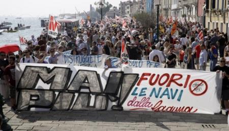 В Венеции протестовали против захода круизных лайнеров