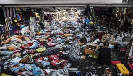 Аномальный ливень в Стамбуле: затопленный Гранд-базар эвакуировали