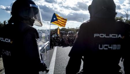 Правительство Испании отправляет две сотни спецназовцев в Каталонию