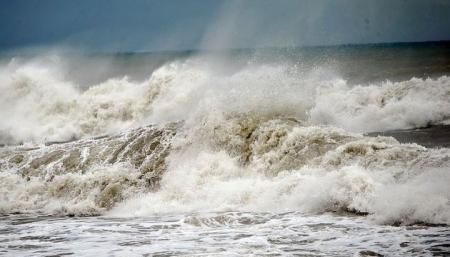 В Азовском море поднимется шторм с двухметровыми волнами