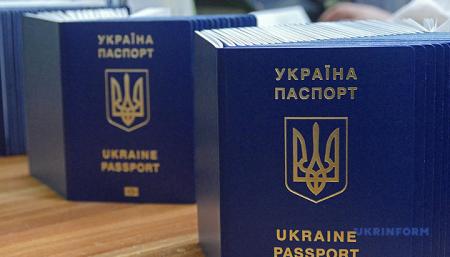 Украина опустилась в рейтинге паспортов Henley & Partners