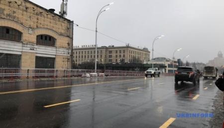В Киеве начали асфальтировать Шулявский мост