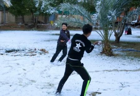 В Багдаде многие дети впервые увидели снег