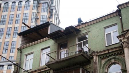 В Киеве демонтируют незаконную надстройку на доме XIX века