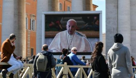 Папа Римский впервые провел воскресную службу в режиме видеотрансляции