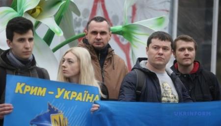 В центре Киева провели акцию солидарности с Крымом
