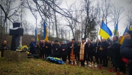 Польша обещает взять под защиту братскую могилу УПА на горе Монастырь