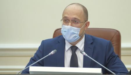 Украинцы будут носить маски в этом году, а возможно и в следующем - Шмыгаль
