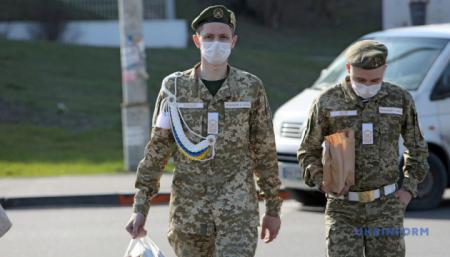 Украинским военным приостановили плановые отпуска