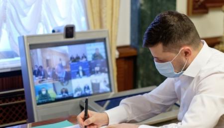 Зеленский наградил медиков по случаю профессионального праздника