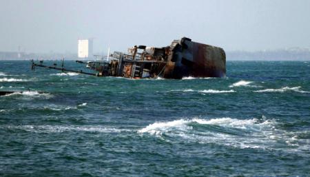 Море возле танкера Delfi грязнее нормы в 16 раз