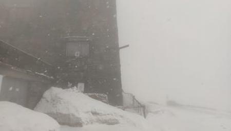 На горе Поп Иван в Карпатах снова выпал снег