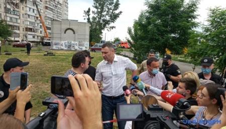 Кличко обещает помочь с ремонтом в новых домах пострадавшим от взрыва на Позняках