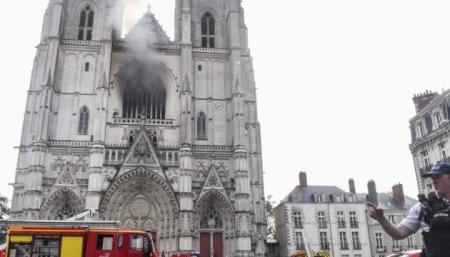Пожар в Нантском соборе: следователи рассматривают версию поджога