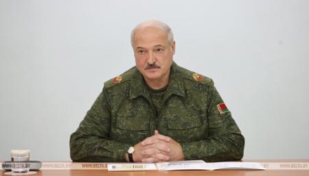 Лукашенко требует подготовить белорусов к быстрой мобилизации в армию