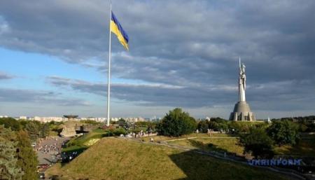 Ко Дню Независимости на самом высоком флагштоке Украины установили новый трезубец