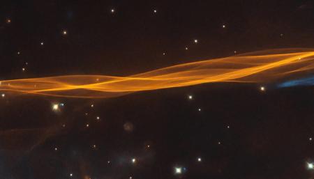 Hubble показал волну от взрыва сверхновой в созвездии Лебедя