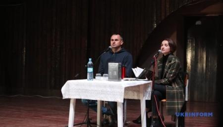 Сенцов презентовал в Киеве книгу, написанную за решеткой
