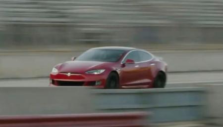 Tesla представила новый электрокар - без подзарядки почти 840 километров