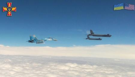 Бомбардировщики США вошли в воздушное пространство Украины, их сопровождают истребители