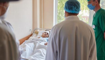 Зеленский посетил в больнице курсанта, который выжил в катастрофе самолета Ан-26