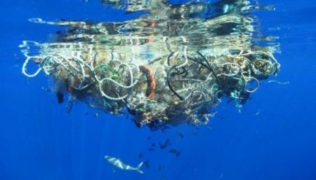 На дне Мирового океана лежат 14 миллионов тонн микропластика