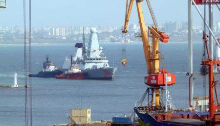 В Одесский порт вошел британский эсминец Dragon