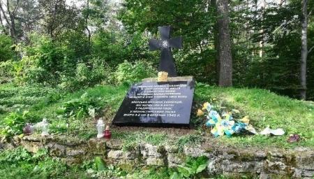 Польша обещает заменить мемориальную таблицу воинов УПА на горе Монастырь после эксгумации