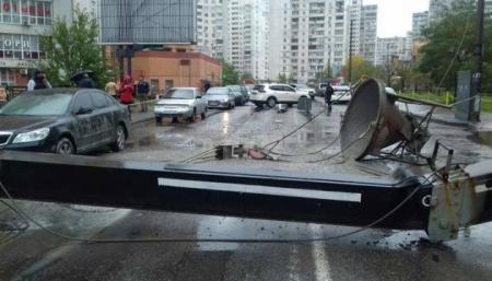 В Киеве на дорогу упал строительный кран