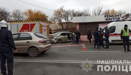 ДТП в Харькове: авто отбросило на остановку, есть пострадавшие