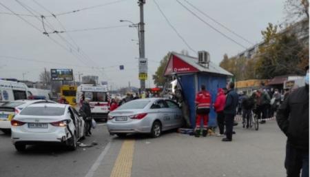 Таксиста, сбившего людей на остановке в Киеве, арестовали на два месяца