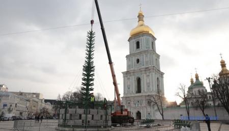 В Киеве начали устанавливать главную елку