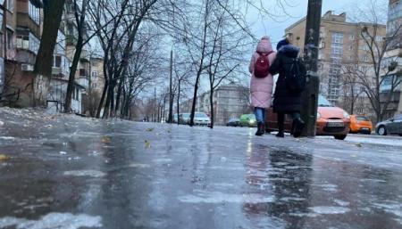 Київ з понеділка перетвориться на «ковзанку» - поради водіям та пішоходам