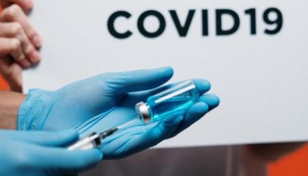 В США фармацевт испортил 500 доз COVID-вакцины, его арестовали