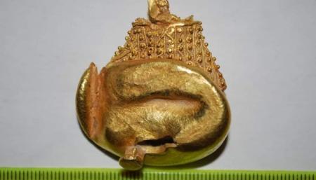 На Закарпатье археологи показали самую большую золотую находку - нашейный дакийский торквес