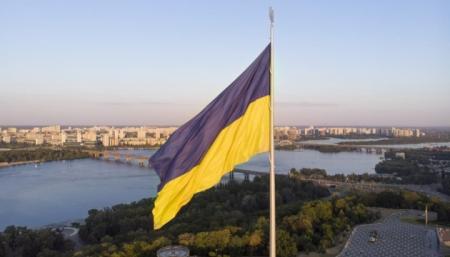 В Киеве приспустят главный флаг из-за сильного ветра