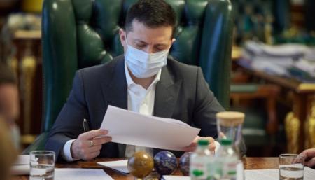 Зеленский подписал закон об освобождении выпускников от ГИА