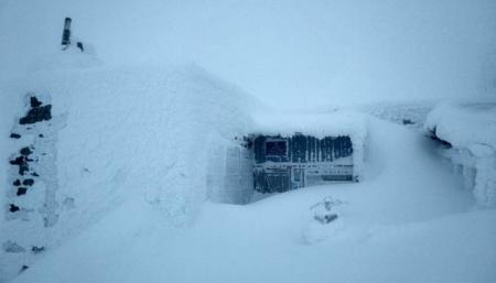 На горе Поп Иван выпало больше метра снега