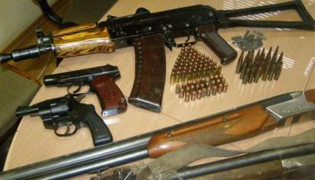 Прокурори передають арештовану зброю і боєприпаси на потреби ЗСУ