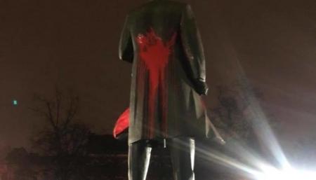 Полиция поймала вандалов, которые облили краской памятник Бандере во Львове