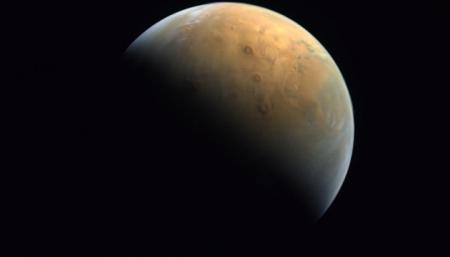 Арабский зонд вблизи Марса показал Красную планету с орбиты