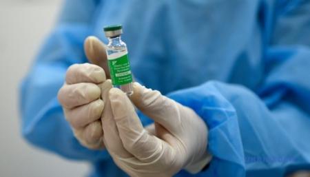 Остатки COVID-вакцины приходится утилизировать из-за жестких правил - врач